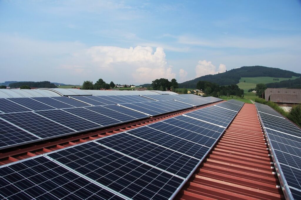 Telhado de uma casa com painéis solares