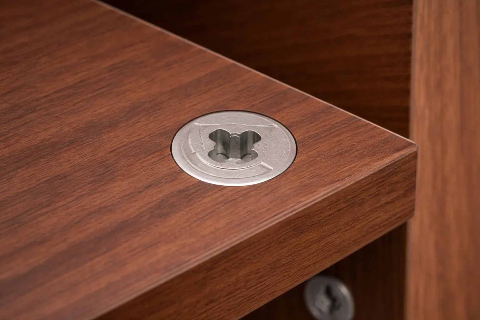 parafuso para móveis com conector excêntrico instalado em armário planejado